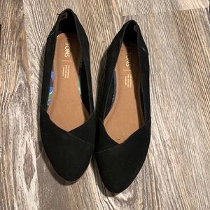 Tom’s black flats